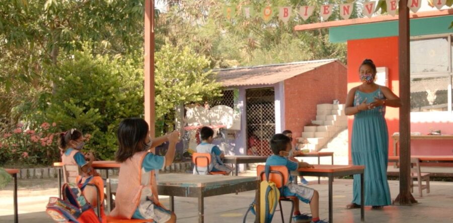 Felicita IEEPO a maestros en su día y les reconoce la labor que han realizado en la pandemia