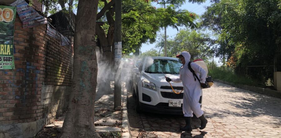 En Guadalupe Victoria, Ayuntamiento de Oaxaca desinfecta zonas de afluencia vecinal