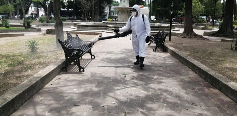 Sin bajar la guardia, Ayuntamiento de Oaxaca de Juárez desinfecta 22 espacios públicos
