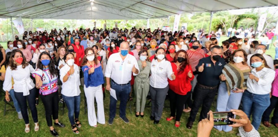 Las mujeres oaxaqueñas confían en Javier Villacaña