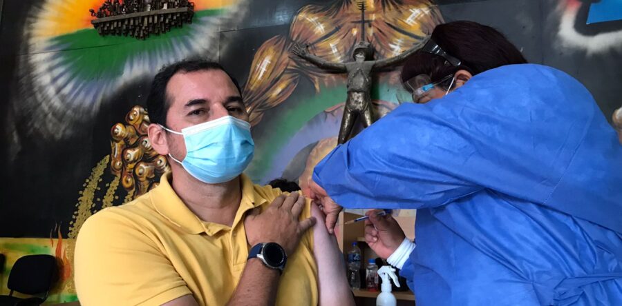 Con retraso en la hora indicada, inició la aplicación de la vacuna contra el coronavirus a personas de 50 a 59 años