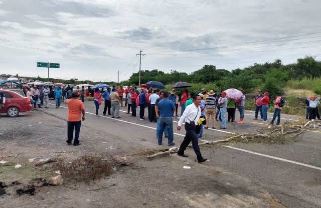 Bloquean comuneros en el Istmo de Tehuantepec