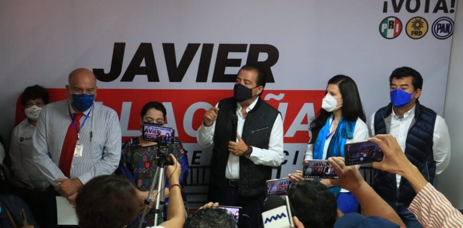 Trabajo cercano a la gente ofrece Javier Villacaña; suspende arranque de campaña para evitar violación de ley electoral