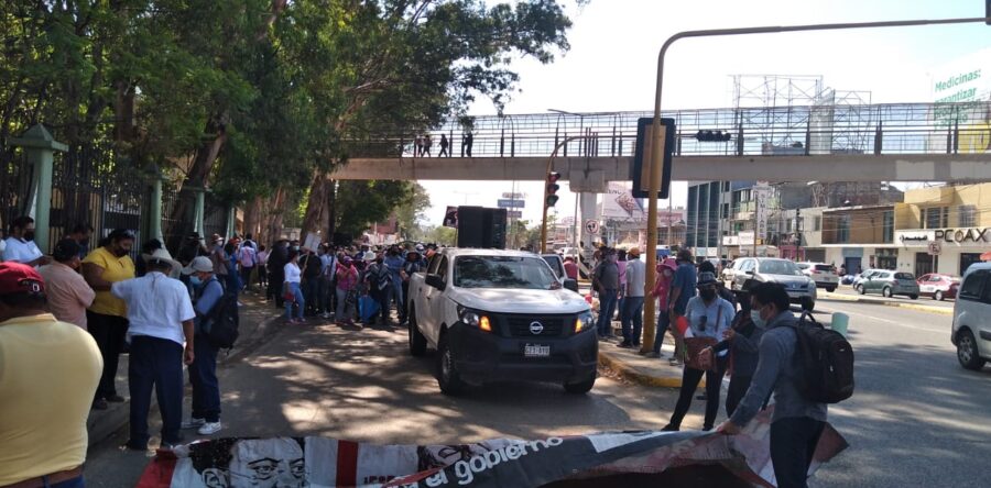 Marcha la Sección 22 por el Día del Maestro