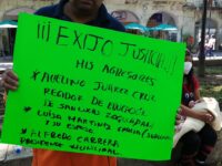 Por cachar a funcionarios municipales besándose, lo encarcelan y lo golpean