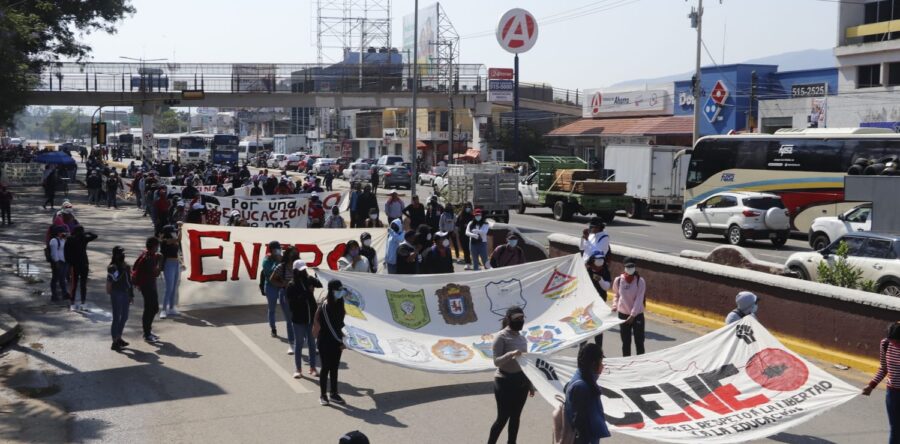Marcha la CENEO en apoyo a los estudiantes de Chiapas