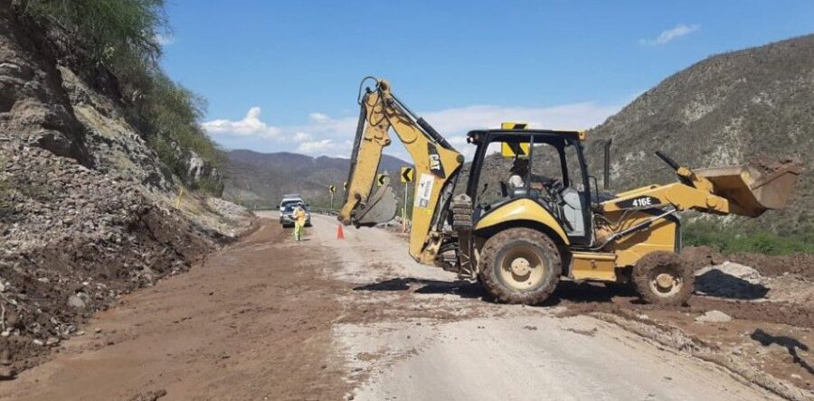 Continúan laborando en el tramo carretero a la altura de Totolapan afectado por las lluvias