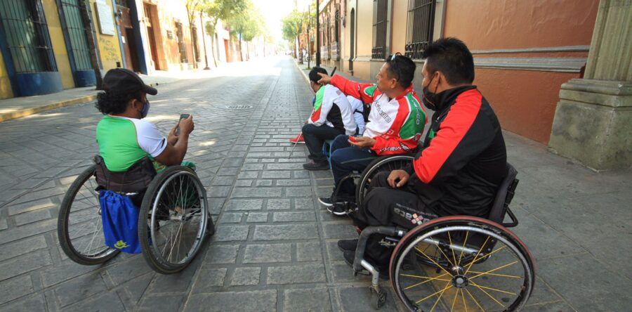 Protestan paralímpicos por falta del pago de becas que autorizó el Congreso del Estado
