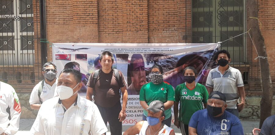 Tras un dialogo con funcionarios del gobierno del estado, Paralímpicos levantan plantón de la Casa Oficial