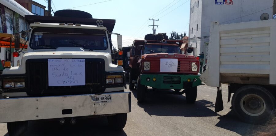 Transportistas de materiales exigen pago de trabajos realizados en Santa Lucía del Camino