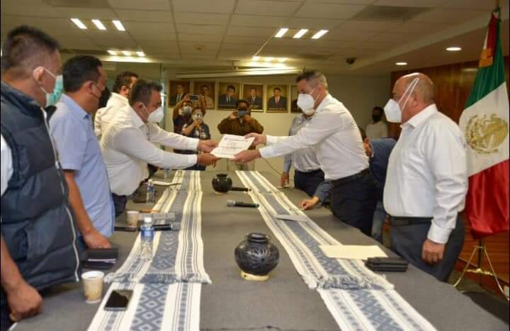 Recibe gobernador Alejandro Murat documento político de demandas de Sección 22