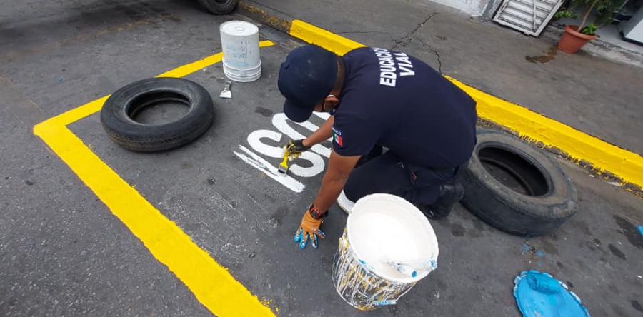 Ayuntamiento de Oaxaca rehabilita pintura de cruceros y señalamientos en la ciudad capital