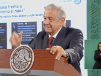 ‘Condecoran’ en la mañanera a periodistas por difundir noticias falsas