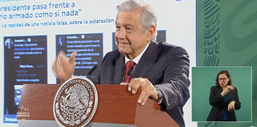 ‘Condecoran’ en la mañanera a periodistas por difundir noticias falsas