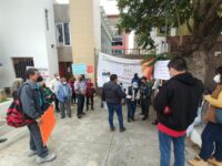 Maestros jubilados protestaron en las oficinas del IEEPO