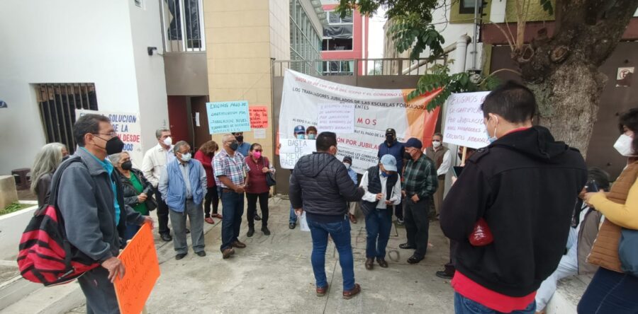 Maestros jubilados protestaron en las oficinas del IEEPO