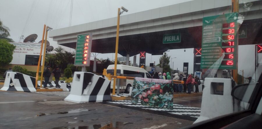 Continúa el bloqueo en la Caseta de Huitzo