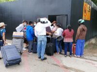 Turistas confrontan a mezcaleros quienes tomaron Aeropuerto de Xoxocotlán