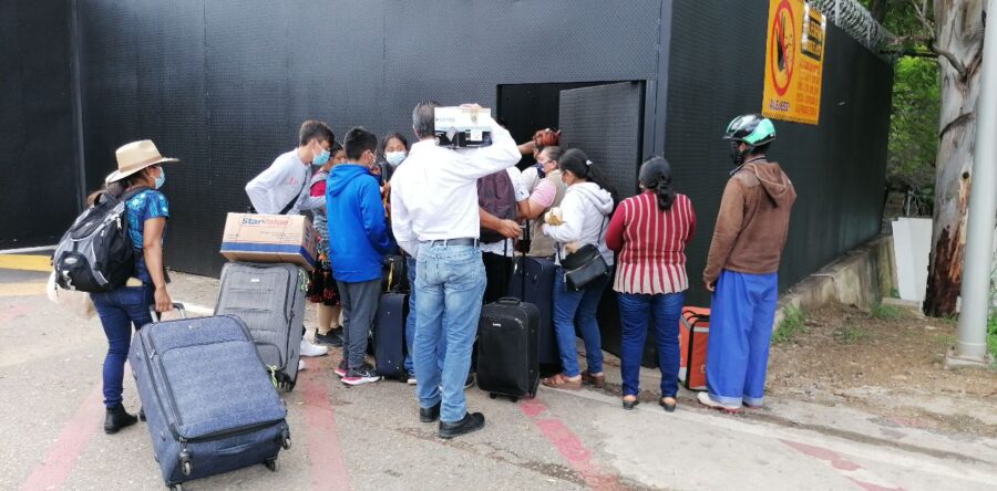 Turistas confrontan a mezcaleros quienes tomaron Aeropuerto de Xoxocotlán