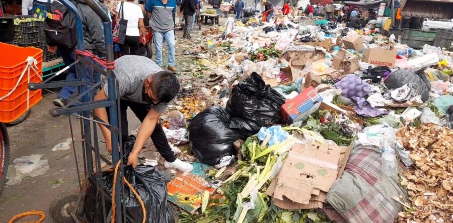 Trabajadores de limpia del Sindicato 3 de Marzo inician paro de labores en la Central de Abasto