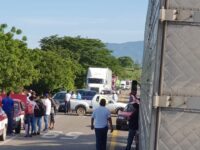 Pobladores de Huazantlan del Rio con bloqueo exigen mesa de diálogo