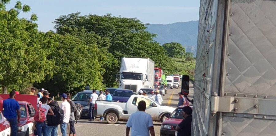 Pobladores de Huazantlan del Rio con bloqueo exigen mesa de diálogo