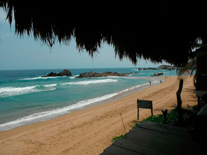 Altos índices de contagios de Covid obligan a Tonameca a cerrar playas; en Huatulco sólo se permite un aforo del 60%