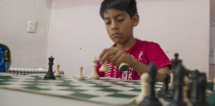 Aprender y jugar ajedrez desarrolla la capacidad intelectual en estudiantes