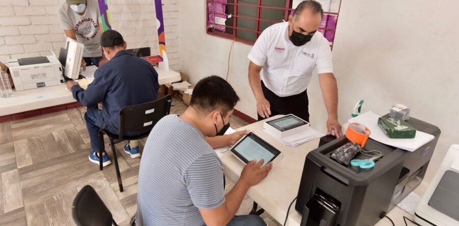 Ofrece Unidad Móvil de la Semovi trámites de emplacamiento y expedición de licencias de manejo