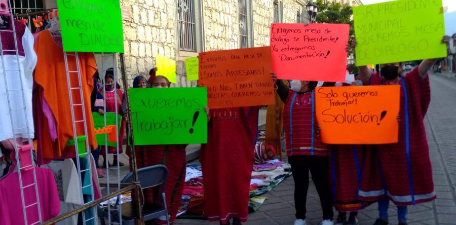 Mujeres Triquis se instalaron sobre la calle de Reforma para vender sus productos