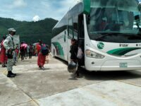 Avanza traslado de habitantes que regresan a Tierra Blanca