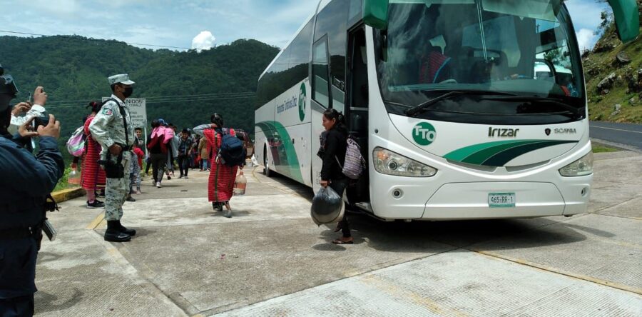 Avanza traslado de habitantes que regresan a Tierra Blanca