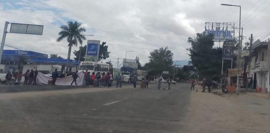 Bloquea la ENSFO el crucero del aeropuerto, al lugar llegó la policía estatal