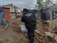 Policía vial atendió a una familia que quedó atrapada por un derrumbe