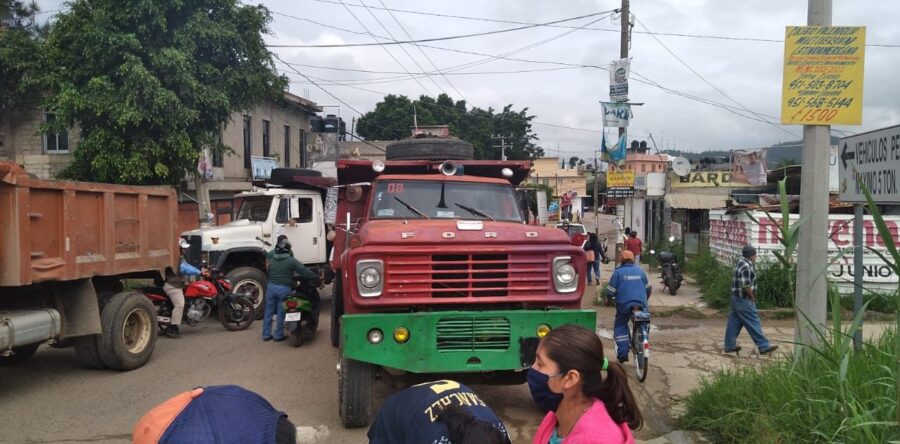 Con protesta piden la rehabilitación de un drenaje sanitario
