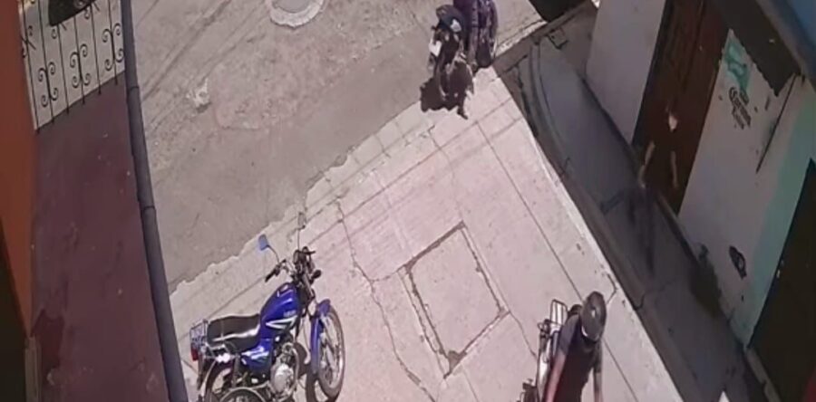 Con arma de fuego asaltan a dos jóvenes en Jalatlaco