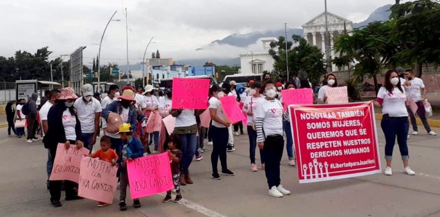 A través de la presión social un grupo reducido de mujeres buscan liberación de Juan Vera Carrizal