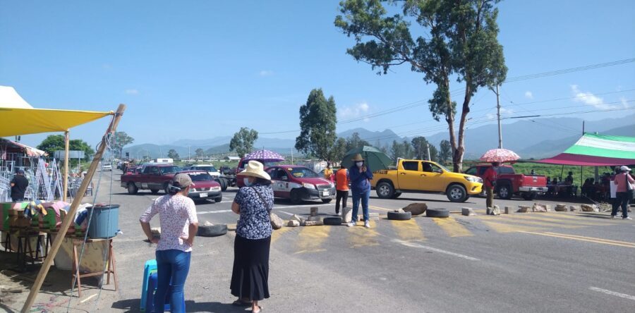 Vecinos del Fraccionamiento Rancho Valle del Lago cierra la carretera 190