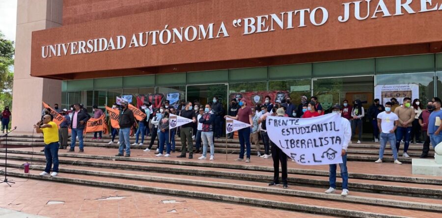 Estudiantes rechazados de la UABJO piden ingresar en el próximo ciclo escolar