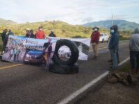 Productores de mezcal bloquearon a la altura de San Dionisio Ocotepec