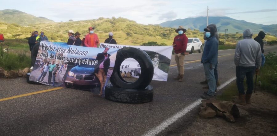 Productores de mezcal bloquearon a la altura de San Dionisio Ocotepec