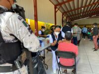 Aplican vacuna contra la Covid-19 a personas de 40 a 49 años en Valles Centrales