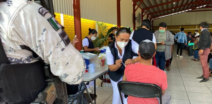 Aplican vacuna contra la Covid-19 a personas de 40 a 49 años en Valles Centrales