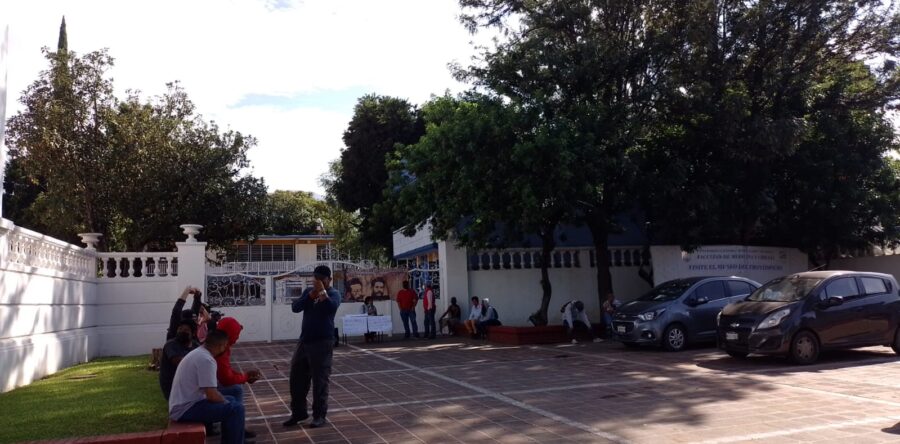 Protestan rechazados de la UABJO en la facultad de medicina