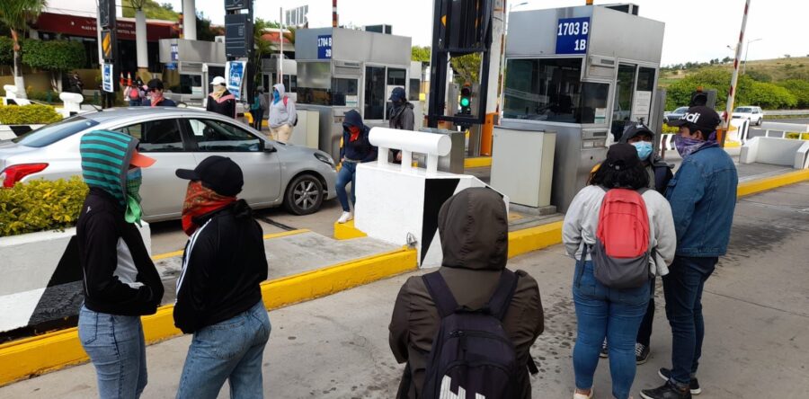 Normalistas toman como asalto la Caseta de Cobro de Huitzo