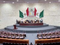 Buscan trabajadores del Hospital Civil a diputados; exigen su intervención ante crisis en el nosocomio