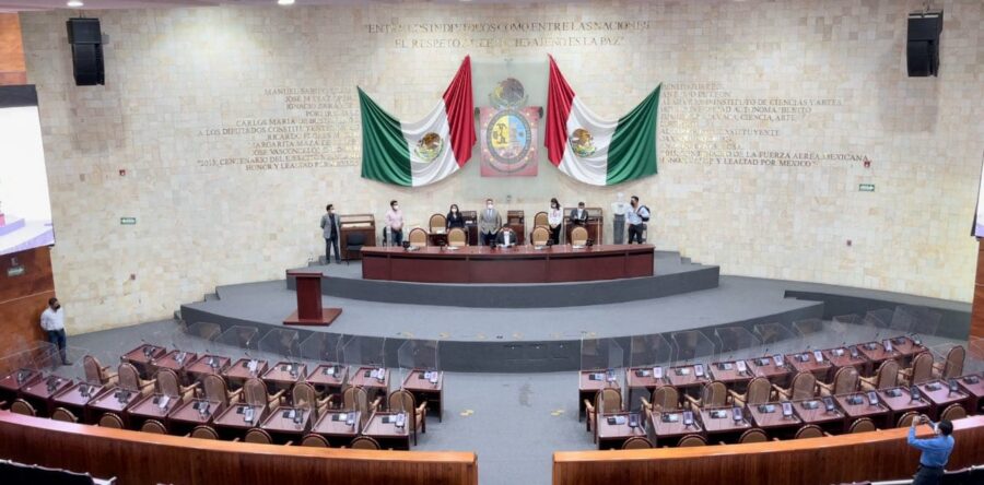 Buscan trabajadores del Hospital Civil a diputados; exigen su intervención ante crisis en el nosocomio