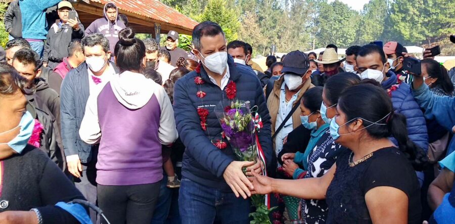 Estoy aquí porque yo me debo a ustedes como gobernador: AMH, al dirigirse a las familias de Río Santiago en Santiago Textitlán