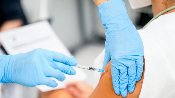 En vez de vacuna, inyectan solución salina a 10,000 personas en Alemania