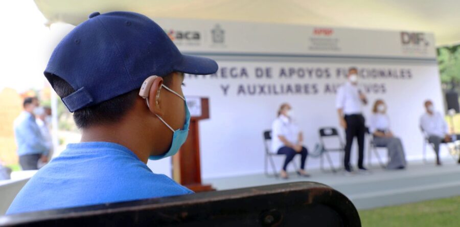 Entregan AMH e Ivette Morán de Murat aparatos auxiliares auditivos